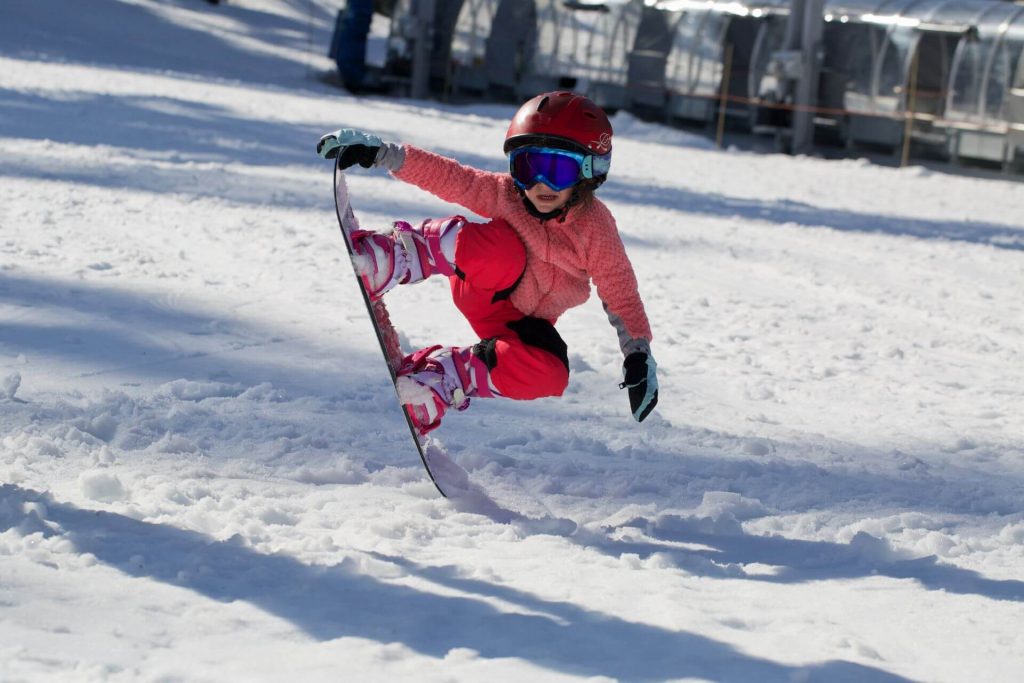 Soll der Nachwuchs Ski oder Snowboard lernen?