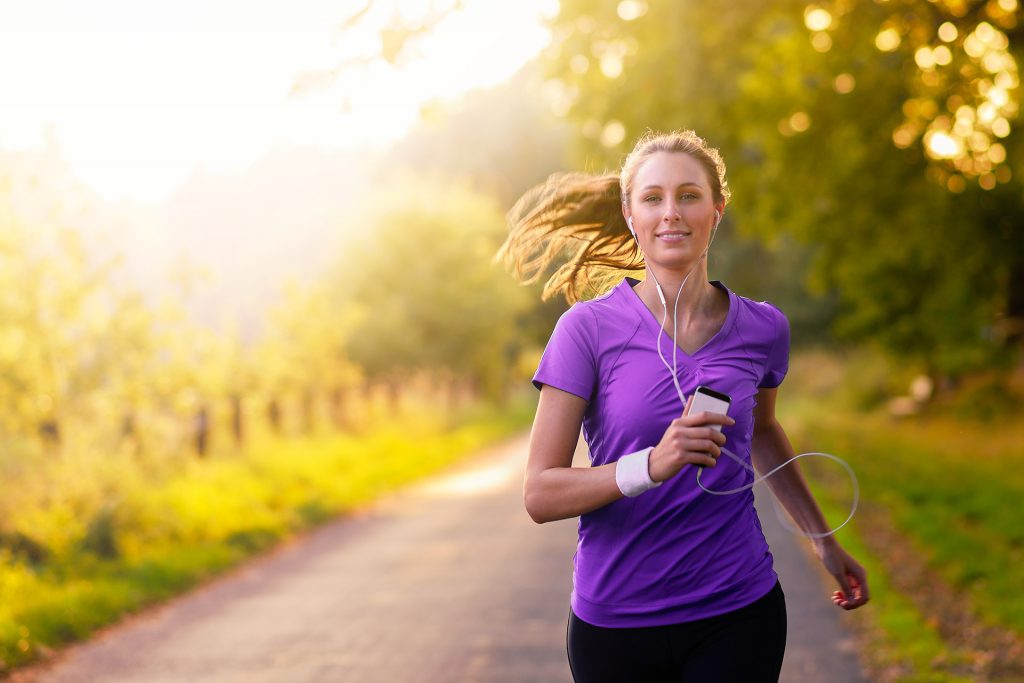 Summer_training_Germany_DE_woman_running_outside