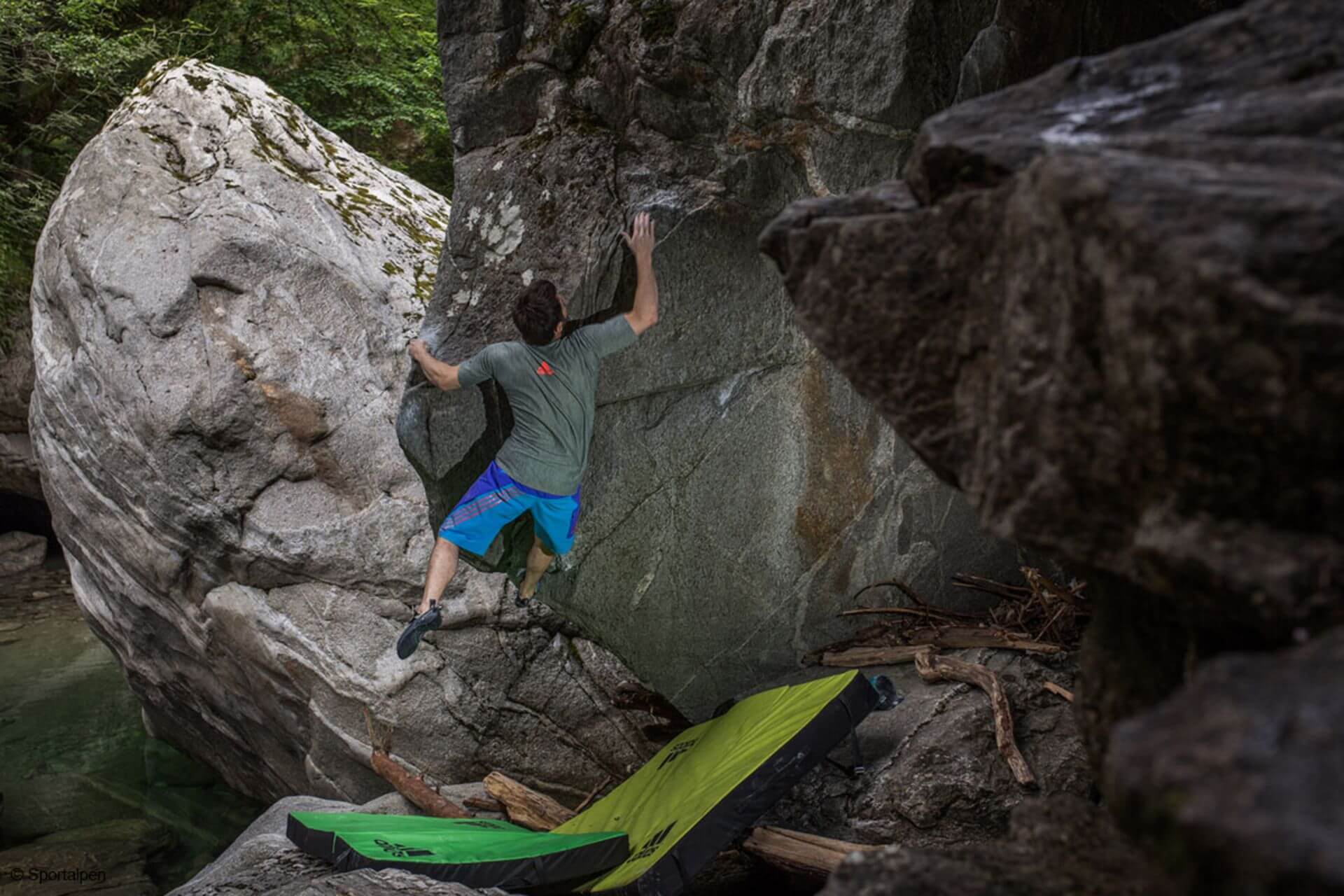 Bouldern im Zillertaler Naturpark stellt eine atemberaubende Kulisse dar