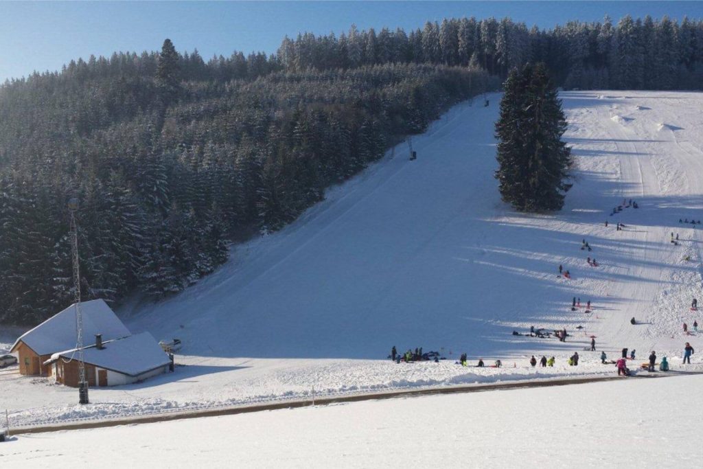 Blick auf den Schlossberg im Ferienland Schwarzwald. | ©www.skilift-schlossberg.de