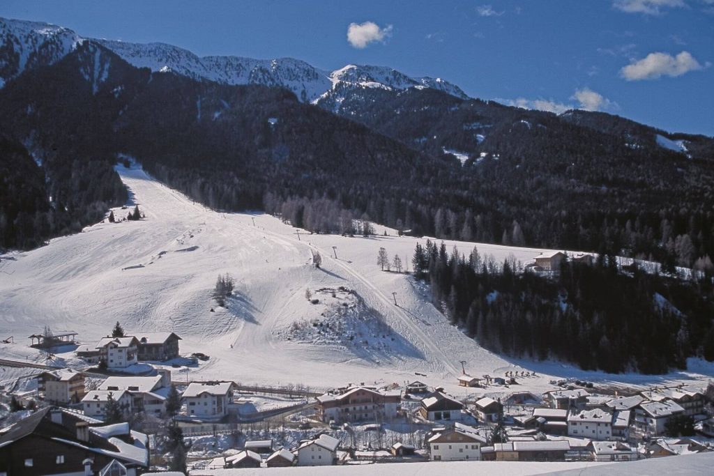 Abseits des riesigen Skizirkus lockt in Vilnöss ein kleines, aber feines Skigebiet besonders Anfänger und Familien nach Südtirol. | ©Villnöss Tourismus