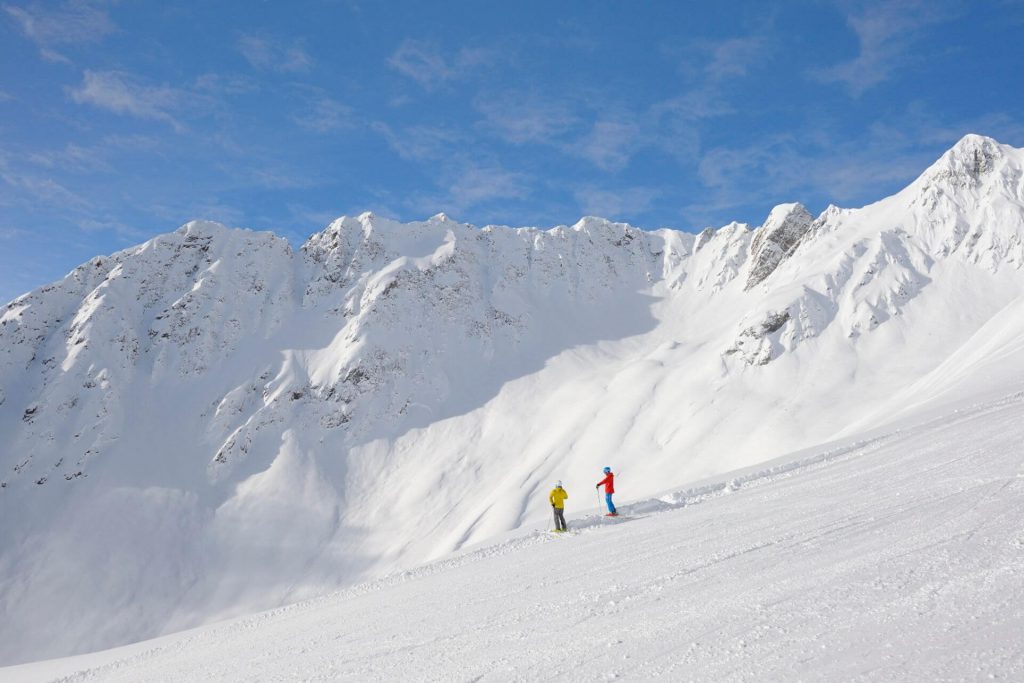 Ski fahren entlang einer beeindruckenden Bergkulisse in Kappl.