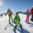 Kinderfreundliche Skigebiete sind für Familien enorm wichtig. Kurze Wege, gute Skischulen, kinderfreundliches Terrain, Skiverleih direkt am Lift, abgestimmte Restaurantangebote, familienfreundliche Unterkünfte – es gibt viel zu beachten, wenn man den Skiurlaub für die Familie plant. Wir stellen euch die zehn besten Familienskigebiete in Österreich vor, die für das Skifahren mit Kindern am besten geeignet sind.
